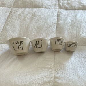 Rae Dunn measuring cup set